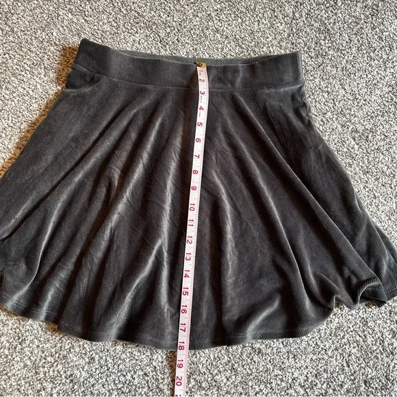 [Hot Topic] Gray Velvet Skater Skirt w Pockets - Picture 3 of 6
